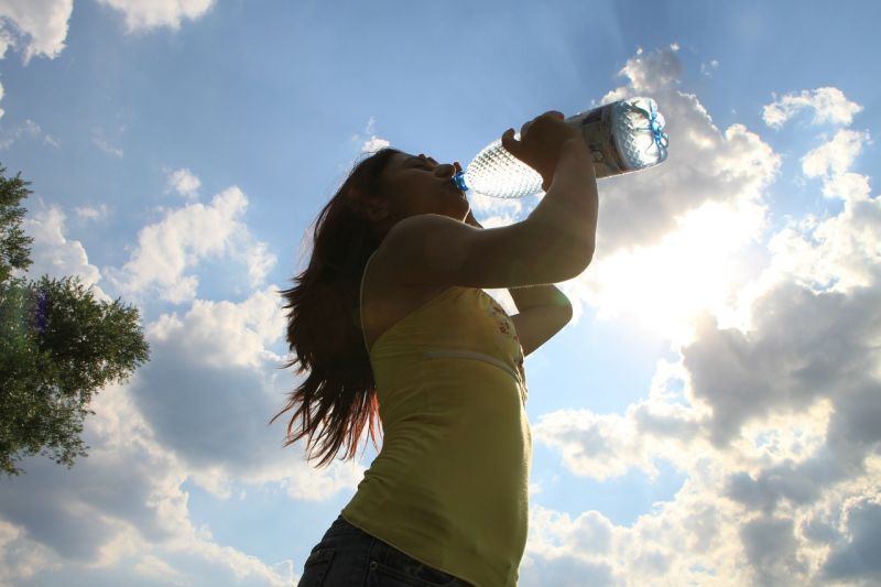 खड़े होकर पानी पीने से हो सकते है सेहत को बहुत सारे नुकसान