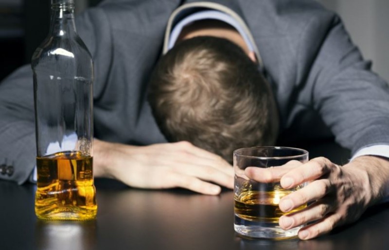 आपकी जान ले सकता है अधिक शराब पीकर सोना, जरूर पढ़ लें ये खबर