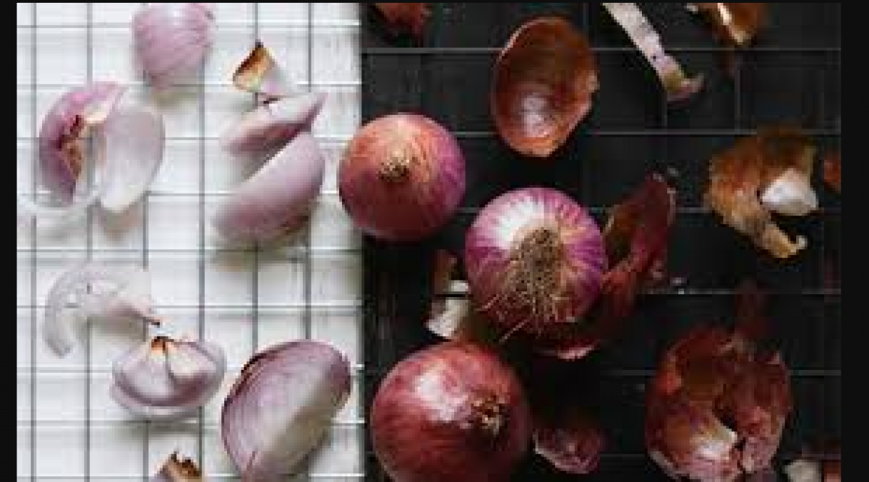 Onion peels help to get glowing skin and long hair