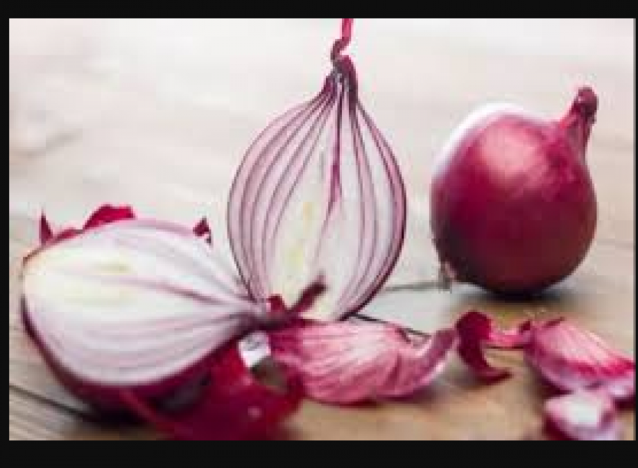 Onion peels help to get glowing skin and long hair