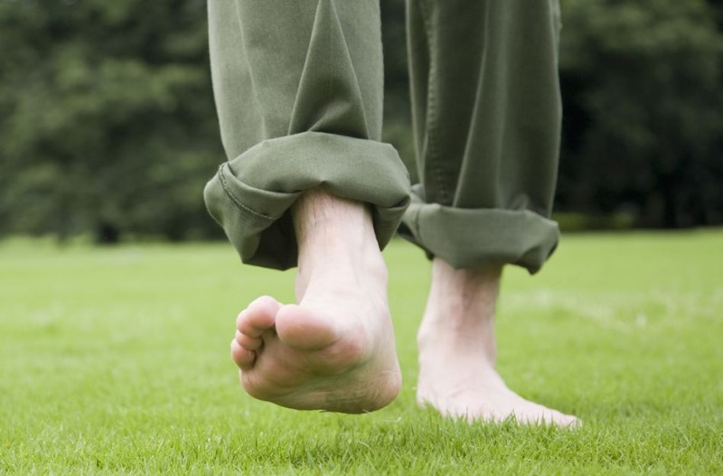 How to Benefit from Walking Barefoot on Grass for Treating Various Diseases