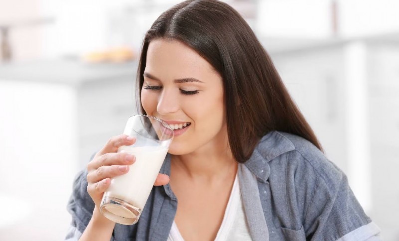 ज्यादा दूध पीना सेहत के लिए है हानिकारक, यहाँ जानिए इसके नुकसान