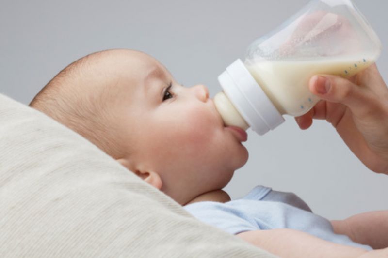 जानिए कितना सही है बच्चो को प्लास्टिक की बोतल से दूध पिलाना