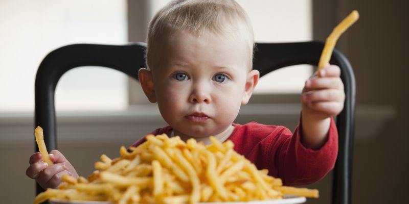 फ़ास्ट फ़ूड खाने से हो सकता है आपके बच्चे की सेहत को नुकसान