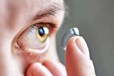 कांटेक्ट लेंस पहुंचा सकते हैं आपकी आंखों को नुकसान