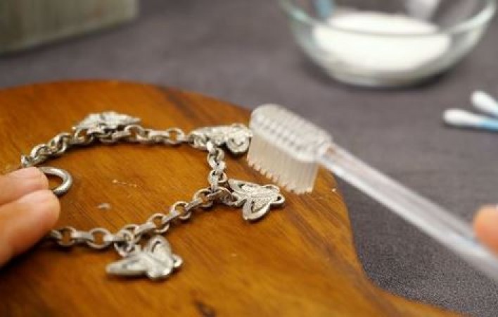 Use Toothpaste to Shine Silver Jewelry and Make It Look New