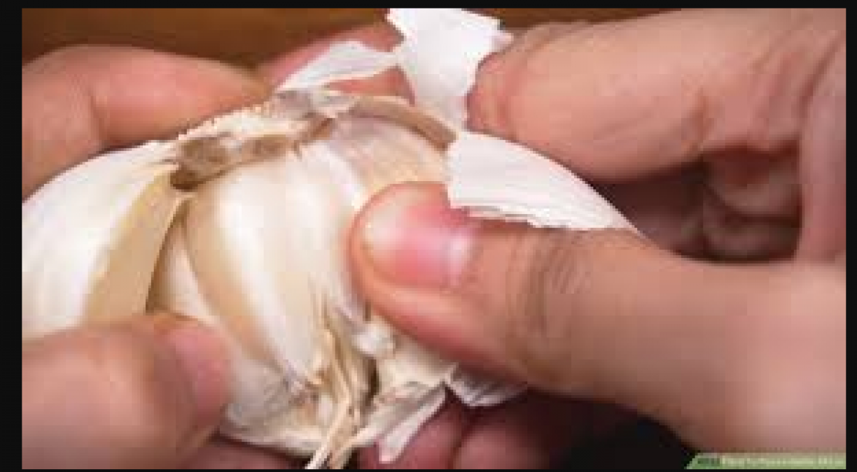 Know how to peel garlic easily