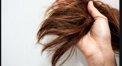 बालों में तेल लगाते समय भूल से भी ना करें ये गलतियां वरना टूटते रहेंगे बाल
