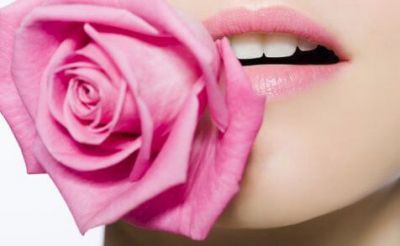गुलाब की तरह यूँ बनाएं अपने होंठों को गुलाबी
