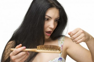 आपके झड़ते बालों को कम कर देंगे ये घरेलु नुस्खे