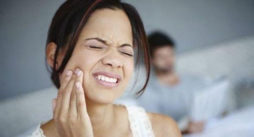 दांतों के ज़िद्दी दर्द से छुटकारा दिलाते हैं ये नुस्खे