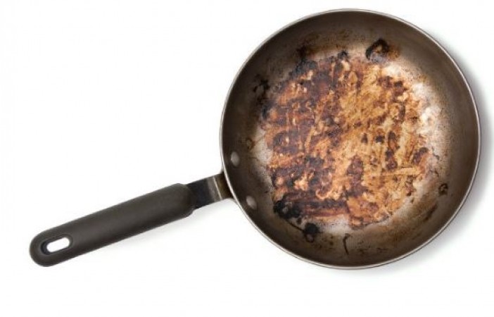 Try these simple and easy methods to clean burnt utensils