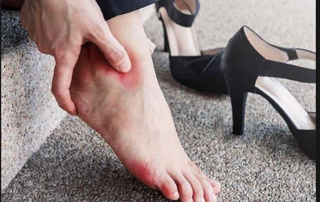 If feet are cut from new shoes or sandals then these home remedies will be useful for you