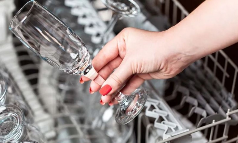 How to Clean Glass Utensils Without Damaging Them: Tips and Tricks