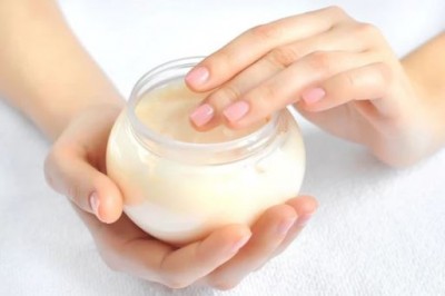 Apply this homemade cream for soft hands