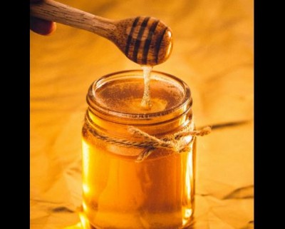 If the face is oily, then apply this thing by mixing it with honey