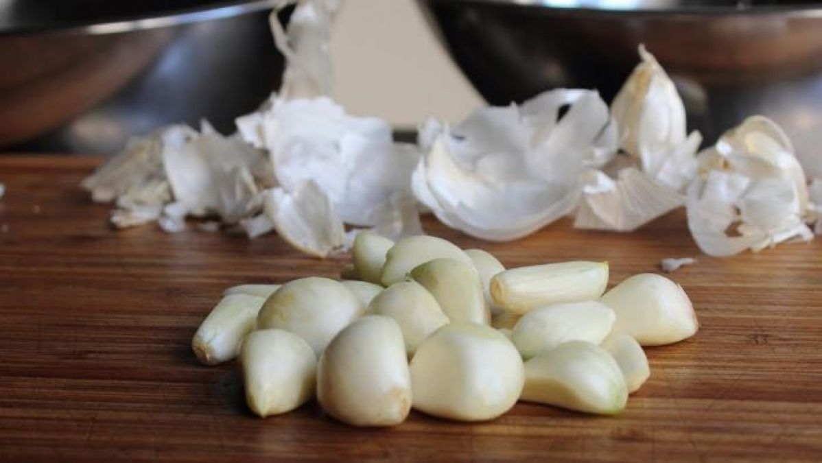 These Ways helps to quickly peel garlic, Learn how