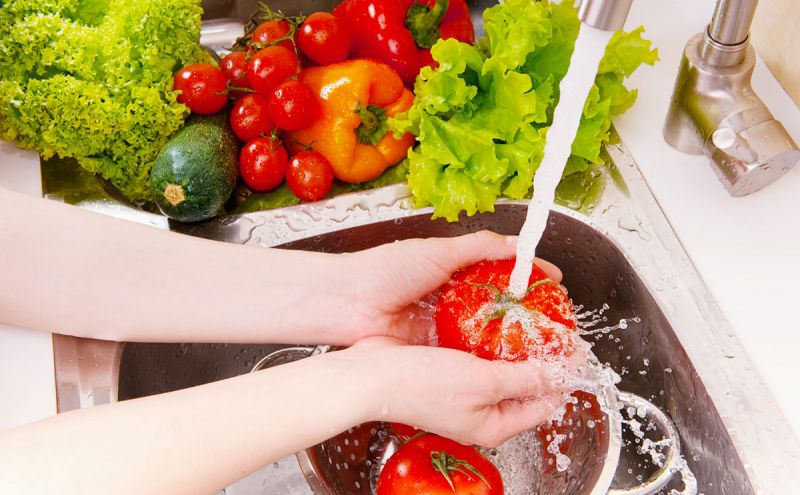 जानिए क्या है फल और सब्जियों को धोने का सही तरीका