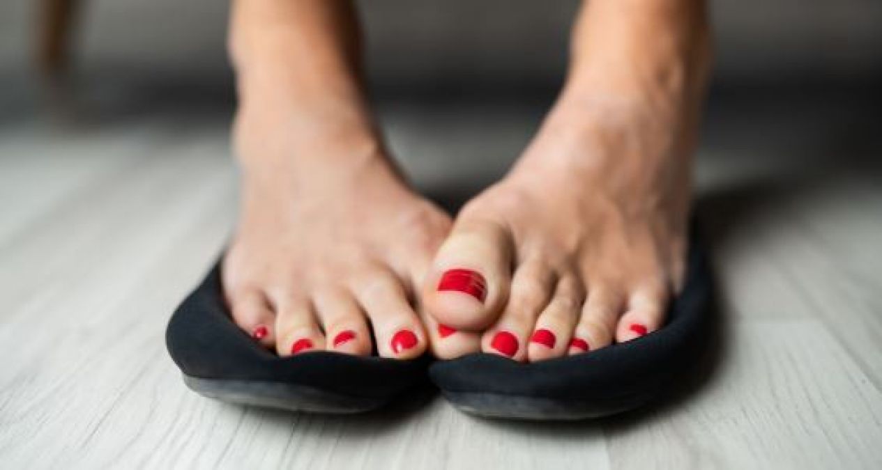 If you are troubled by the sweat coming in your feet, then follow these home remedies