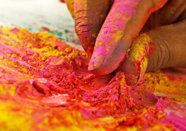 How to Cleanse Nails Affected by Holi Colors?