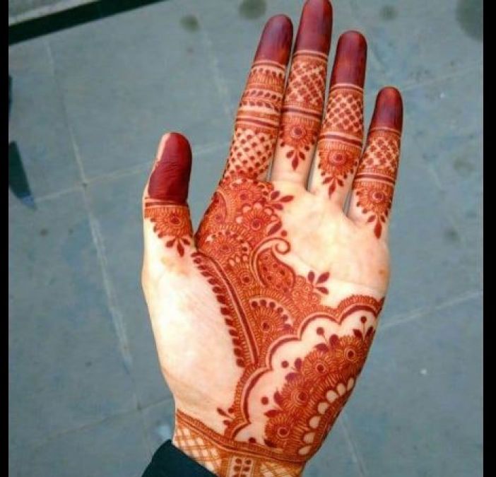 To get rid of the color of mehndi from hands, then mix this thing in water