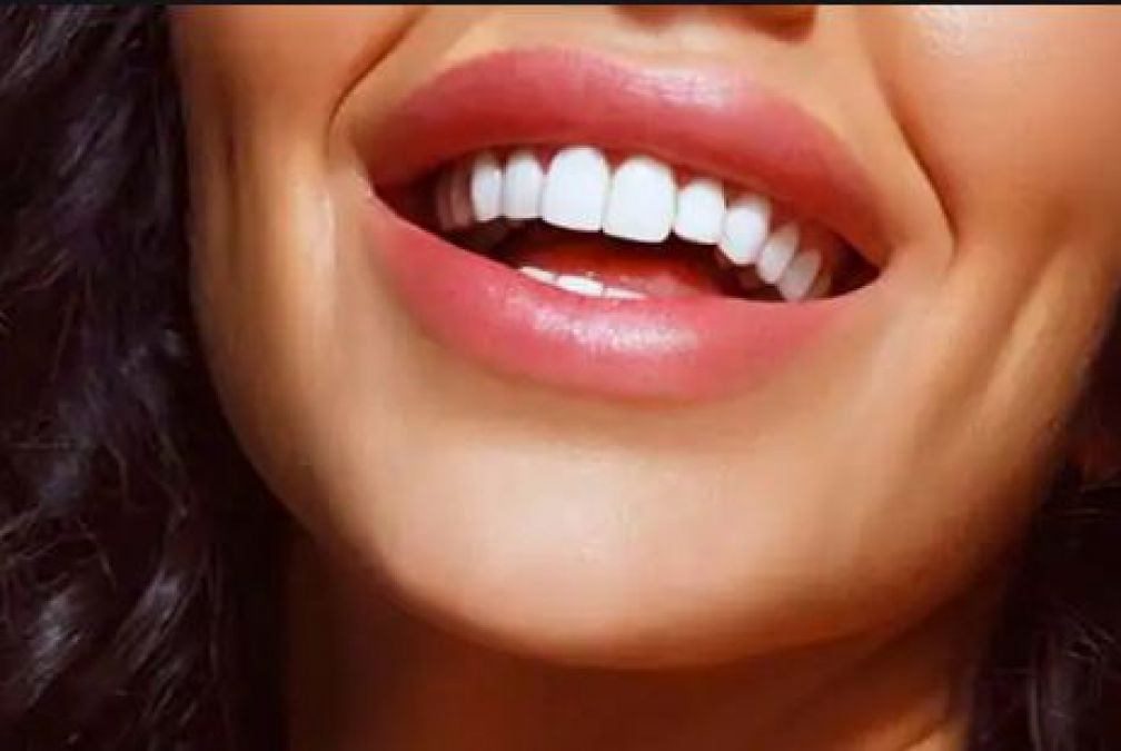 Try these home remedies to get white teeths