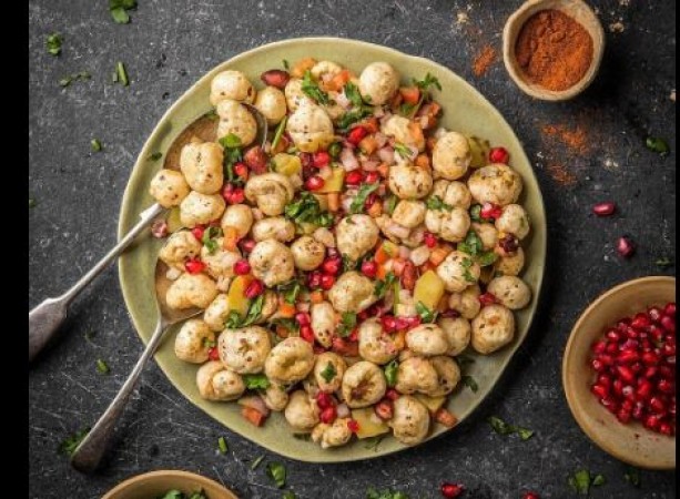 Easily made at home in Navratri makhana chaat, looks the most tasty