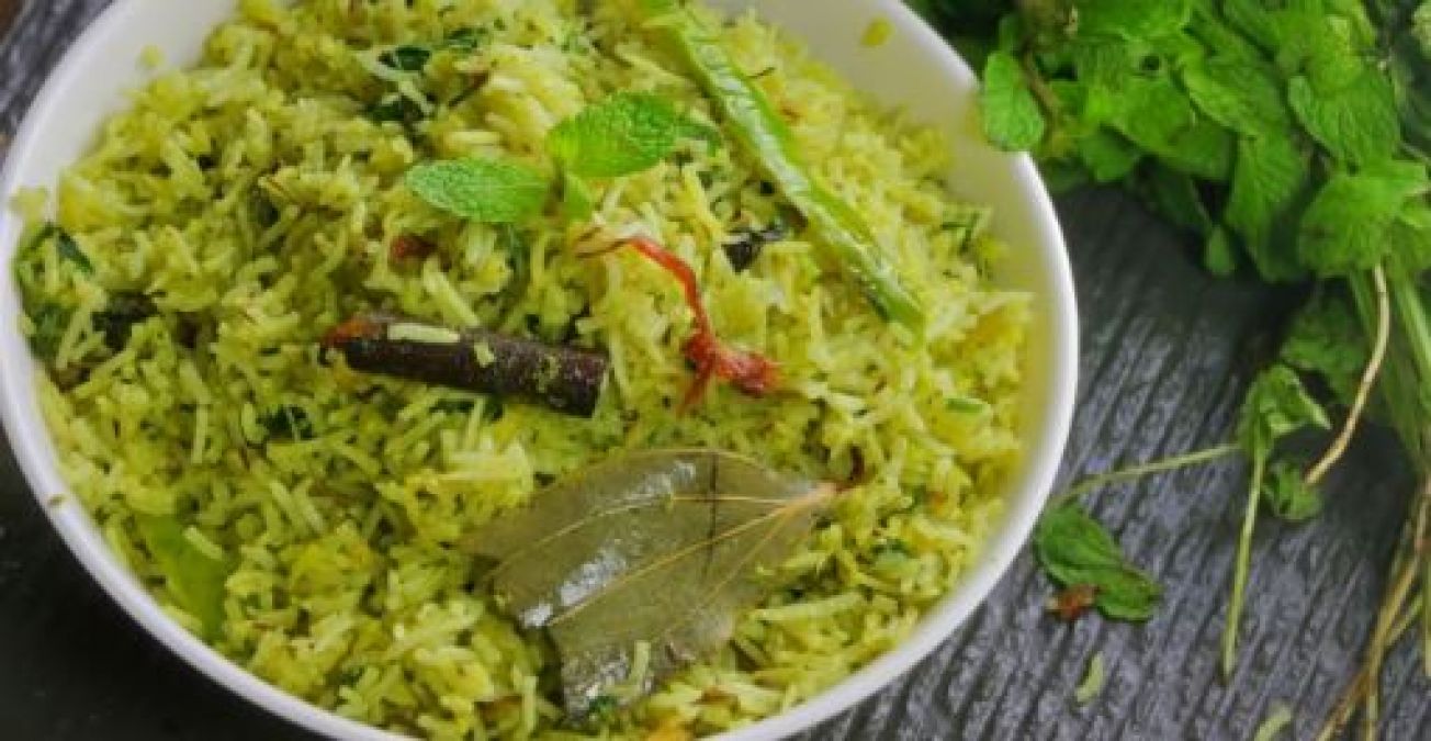 Make and feed mint rice to family members in summer