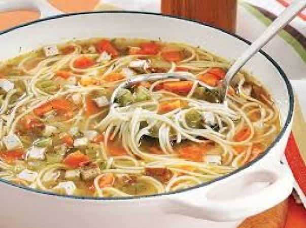 घर पर झटपट बनाएं वेजी-नूडल्स सूप