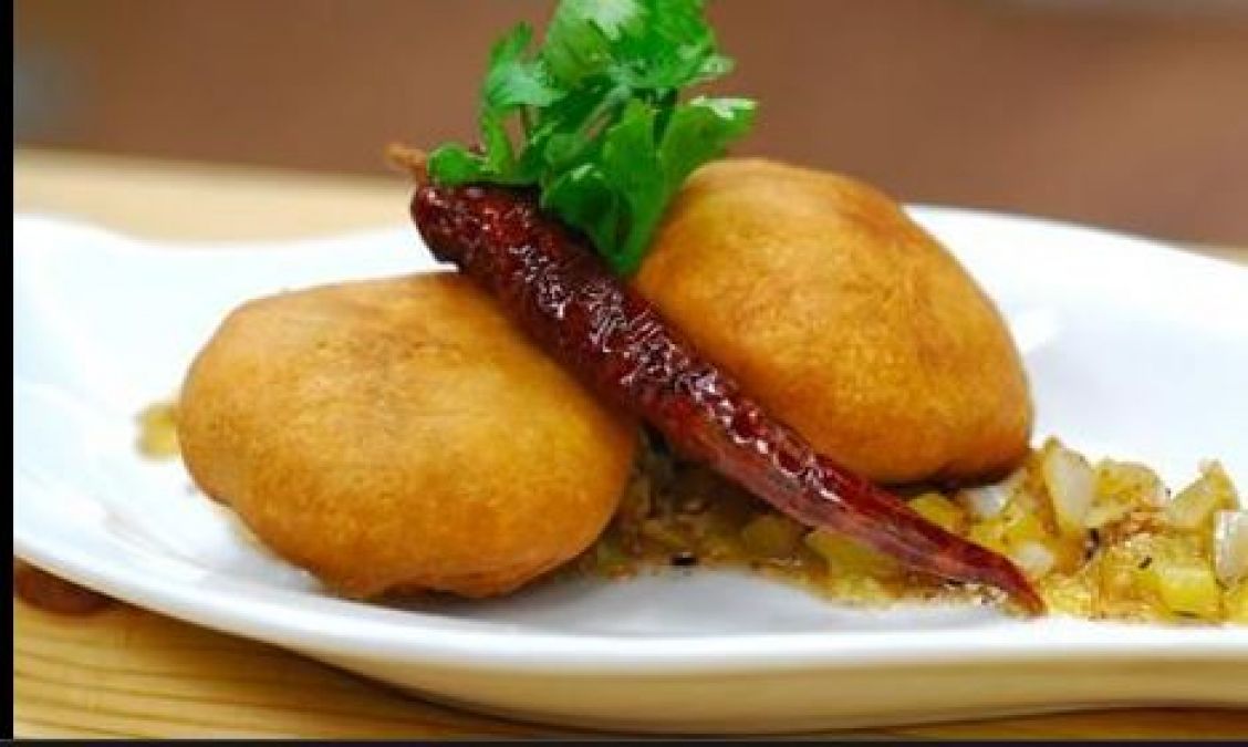 In this way, you can make moong dal kachoris very easily