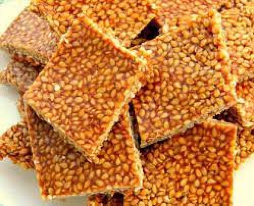 Gajak of sesame and jaggery made from easy recipe is very beneficial