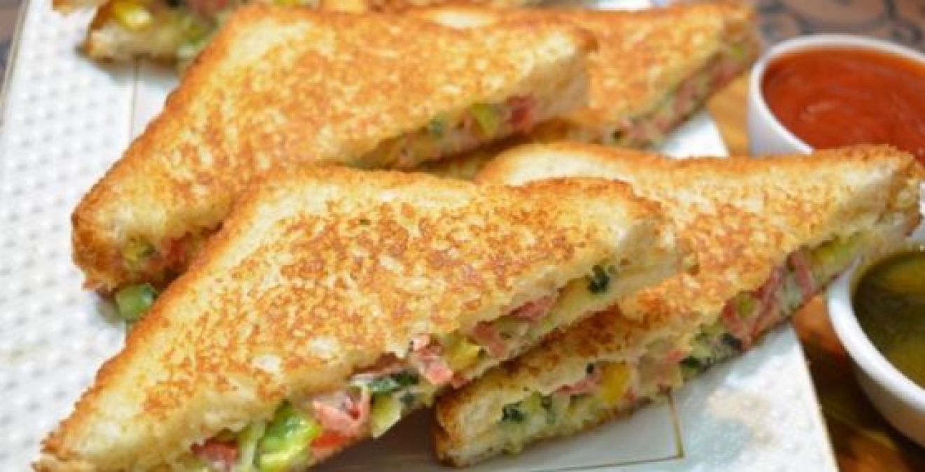 If you are also fond of eating sandwiches, then today made curd-potato sandwich at home