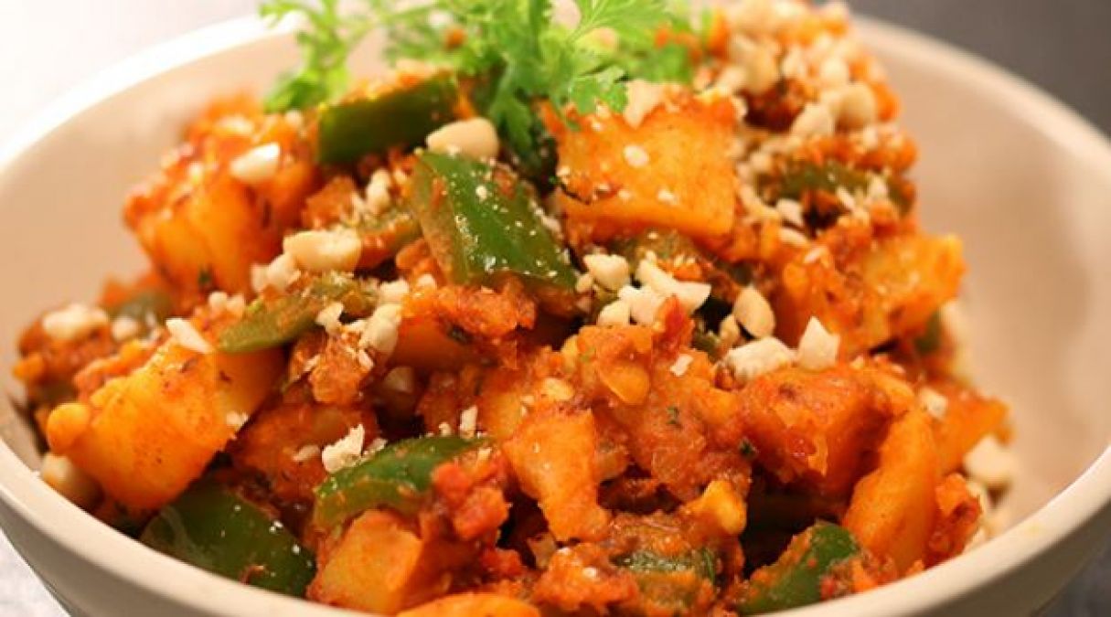 Make and feed the family members a spicy vegetable of capsicum and peas.