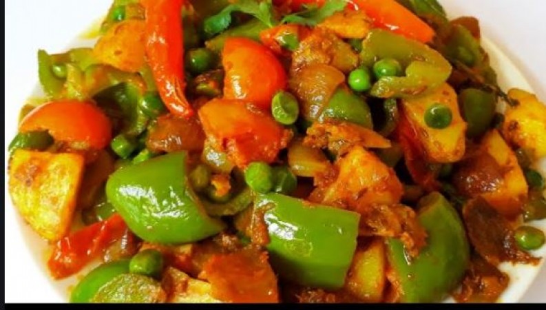 Make and feed the family members a spicy vegetable of capsicum and peas.