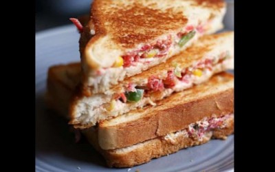 अगर आप भी हैं  सैंडविच खाने के शौकीन तो आज ही घर में बनाए दही-आलू सैंडविच