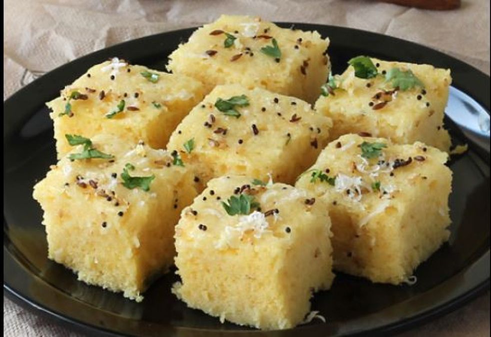 In this way, if you make Khaman Dhokla, family members will keep licking their fingers.
