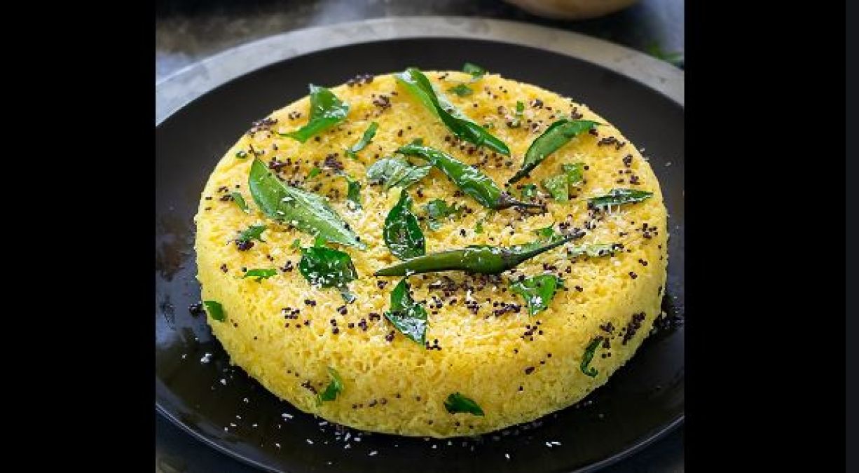In this way, if you make Khaman Dhokla, family members will keep licking their fingers.