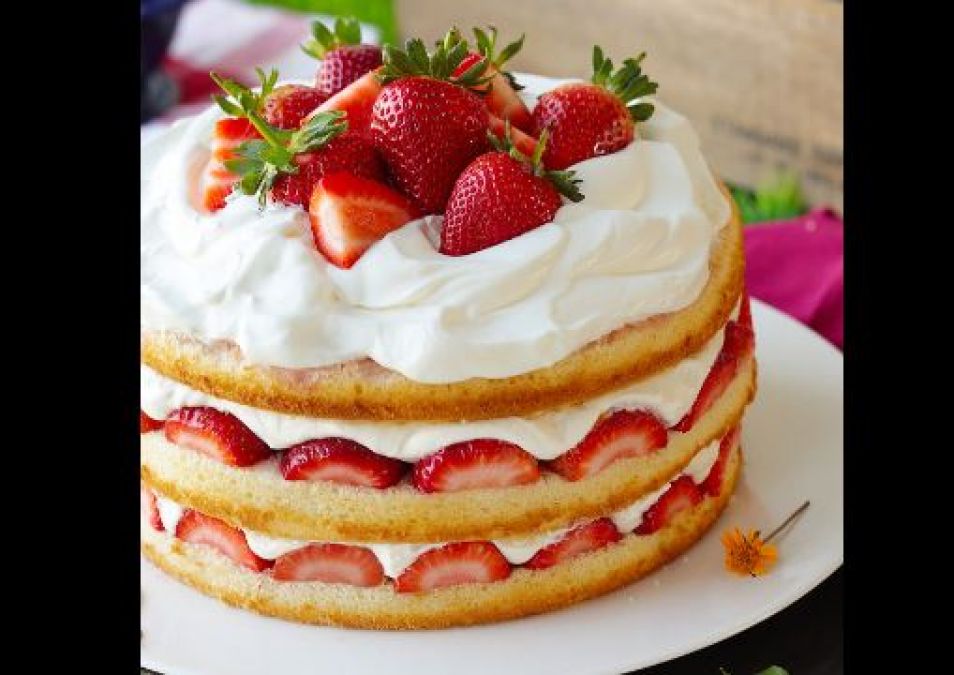 फादर्स डे पर पापा के लिए बनाए स्ट्रॉबेरी केक