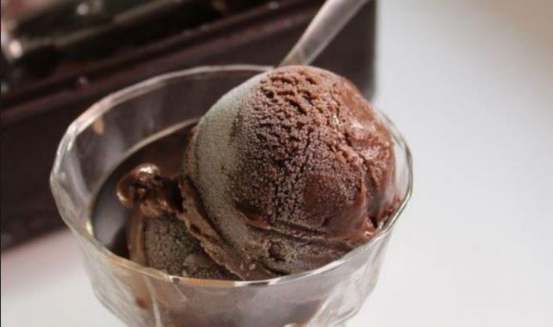 गर्मी में घरवालों के लिए बनाए स्पेशल चॉकलेट आइसक्रीम