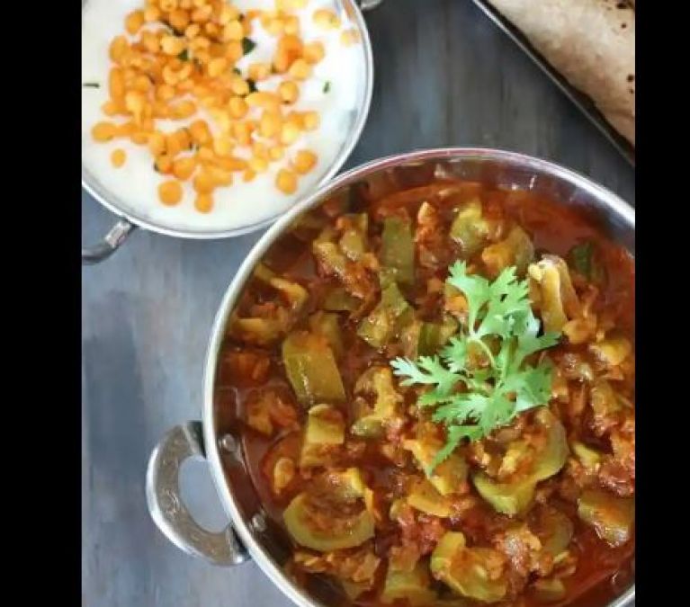 If you like spicy food, then make Gilki ki Sabzi with gravy