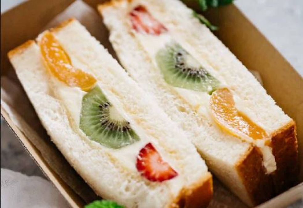 Homemade fruit sandwiches for kids, will love it a lot.