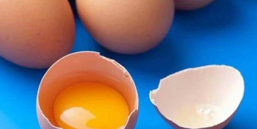 फ्रिज में भूलकर भी ना रखें अंडे, वरना होंगे ये नुकसान