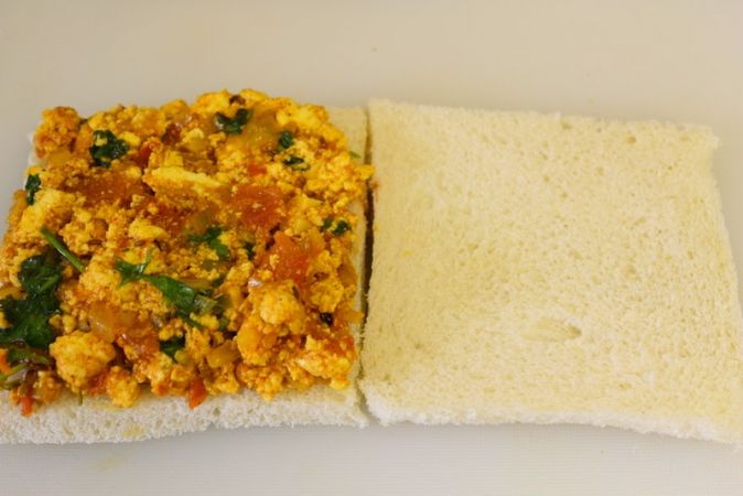 नाश्ते में बनाइये टेस्टी टेस्टी पनीर भुर्जी सैंडविच