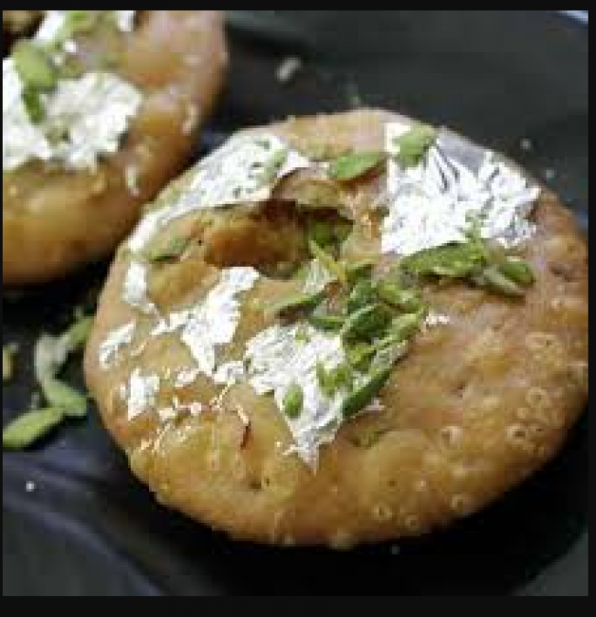 This Karwa Chauth Make delicious Mawa Kachori at home