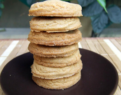 Bake wheat flour biscuits at home