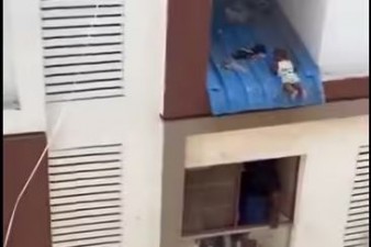 चेन्नई में चमत्कार ,चौथी मंज़िल से गिरा बच्चा दुसरी मंज़िल पर लटका पड़ोसियों की समझदारी का वीडियो हुआ वायरल