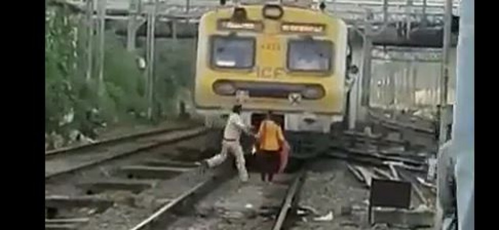 Video: ब्वायफ्रेंड ने की बेवफाई तो ट्रेन के सामने सुसाइड करने पहुंची युवती, RPF जवान ने बचा ली जान