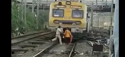 Video: ब्वायफ्रेंड ने की बेवफाई तो ट्रेन के सामने सुसाइड करने पहुंची युवती, RPF जवान ने बचा ली जान