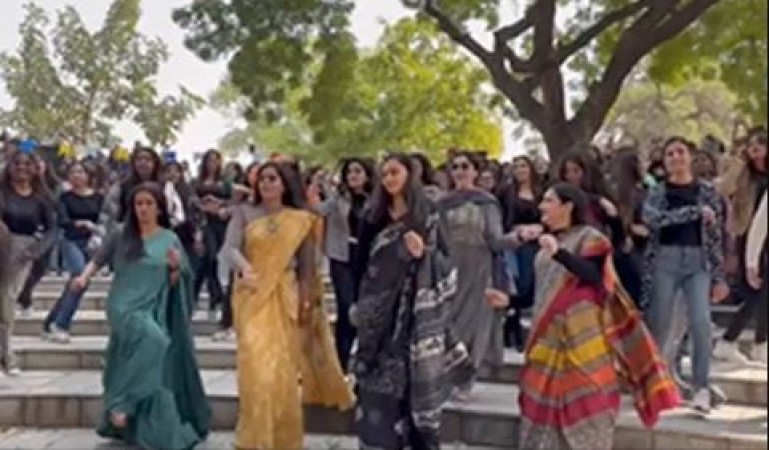 'झूमे जो पठान' पर जमकर नाची दिल्ली यूनिवर्सिटी की प्रोफेसर, वीडियो देख लोग हुए हैरान