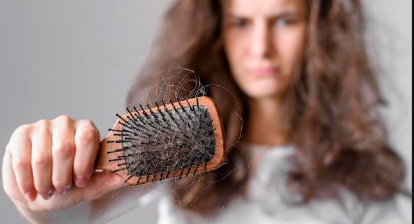 बालों का झड़ना भी है कोरोना संक्रमण, रिसर्च में हुए चौकाने वाले खुलासे
